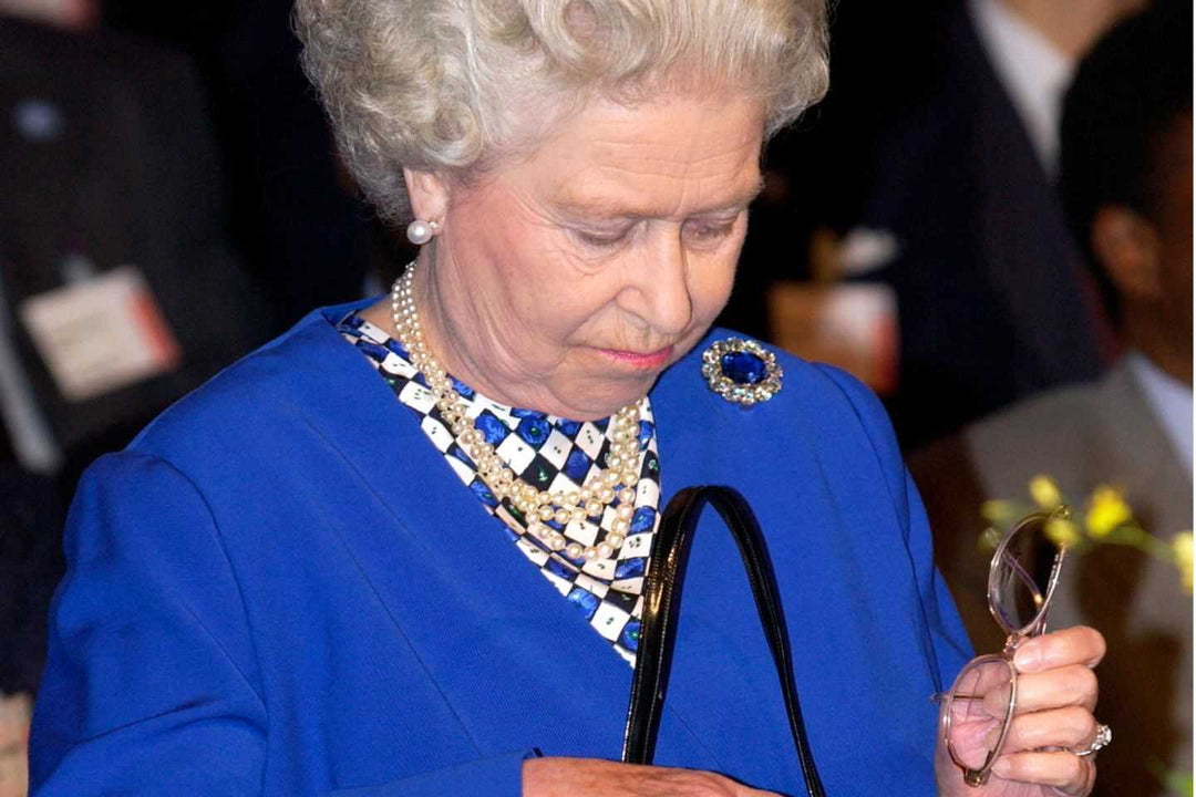 What handbags does the Queen of the UK always carry?
